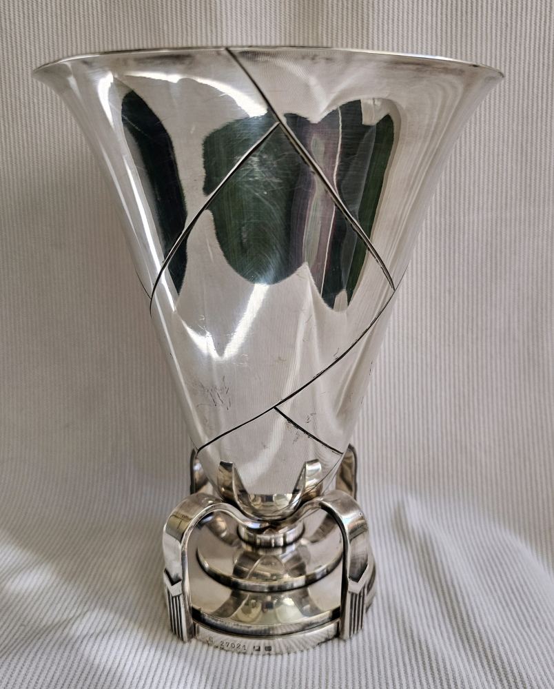 Copón - copa ceremonial art déco en metal plateado con interior dorado, orfebreria francesa, c. 1920–1930