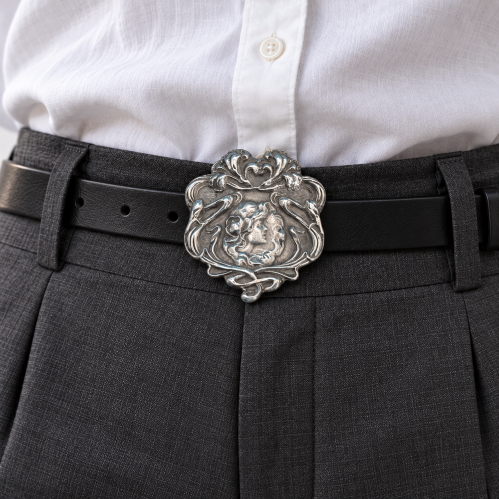 Hebilla de plata art nouveau con perfil femenino, hacia 1900–1915