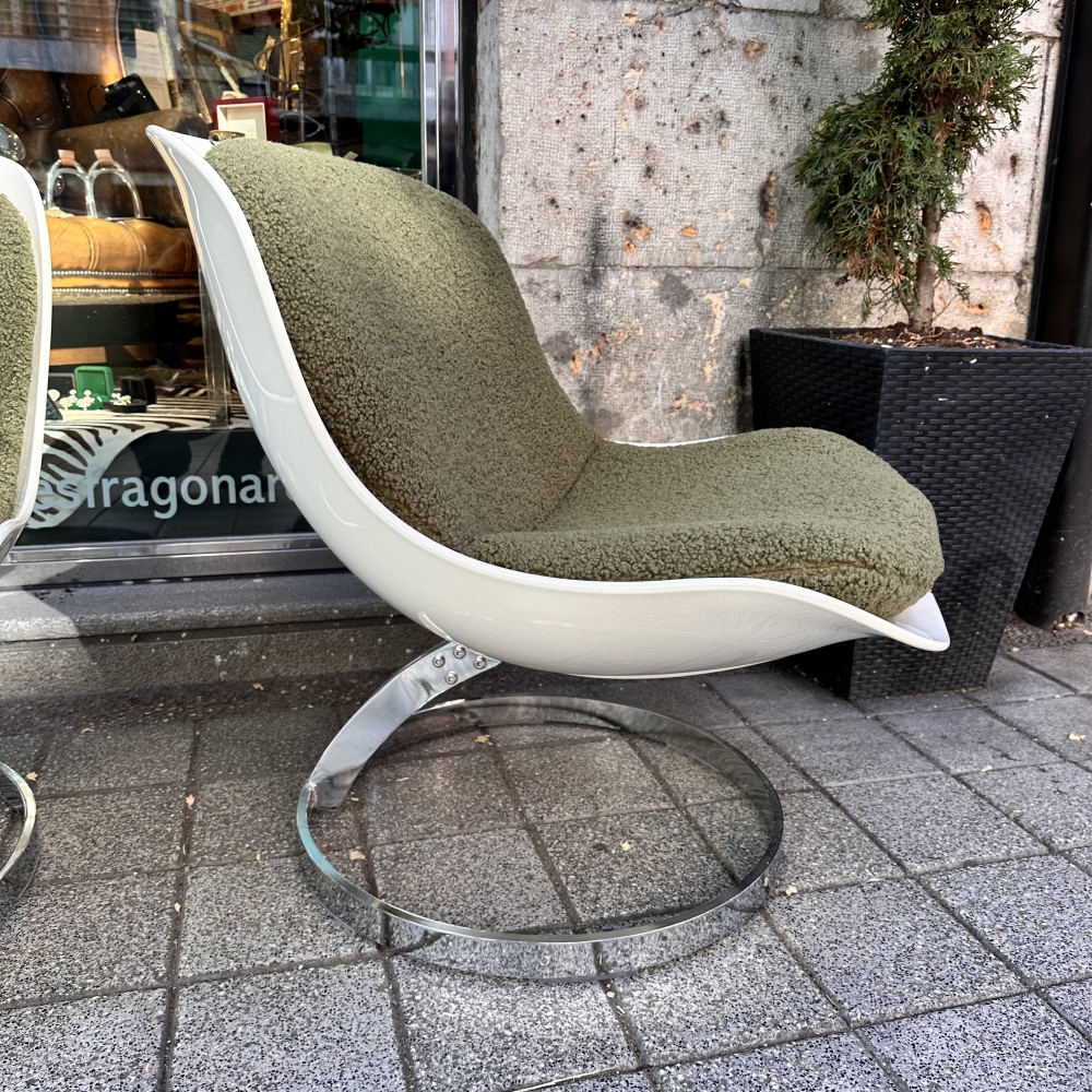 Sillón Goldfinger, after Michel Cadestin, estilo Space Age, fibra de vidrio y acero cromado, Francia, años 90