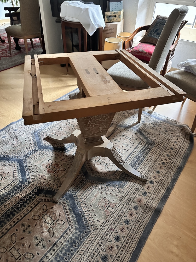 Mesa de comedor, siguiendo Rafael García Nicolau, madera de roble tallada, Mid-century, España, años 70