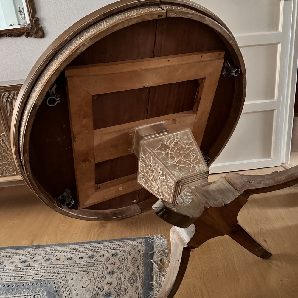 Mesa de comedor, siguiendo Rafael García Nicolau, madera de roble tallada, Mid-century, España, años 70