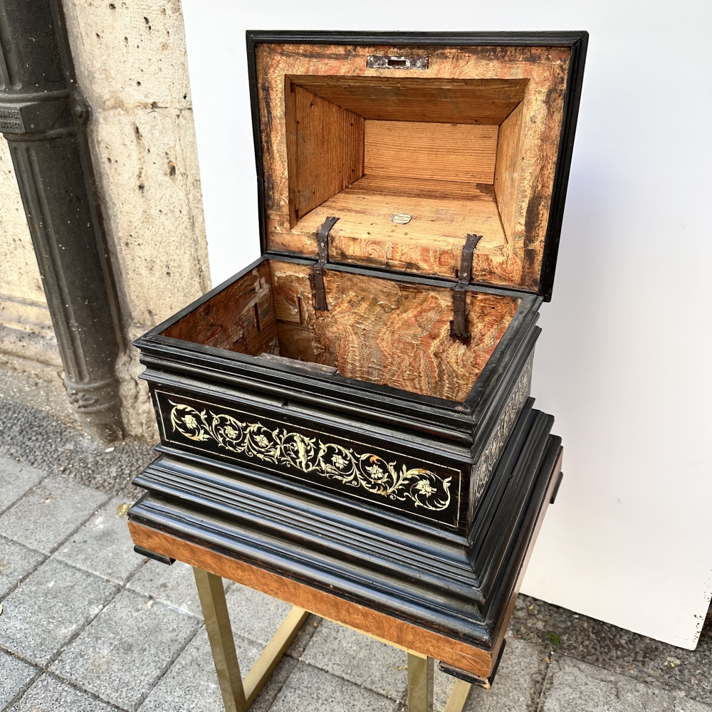Cofre / Joyero, madera ebonizada, chapa de raíz y hueso, Belfort, Alemania, siglo XIX