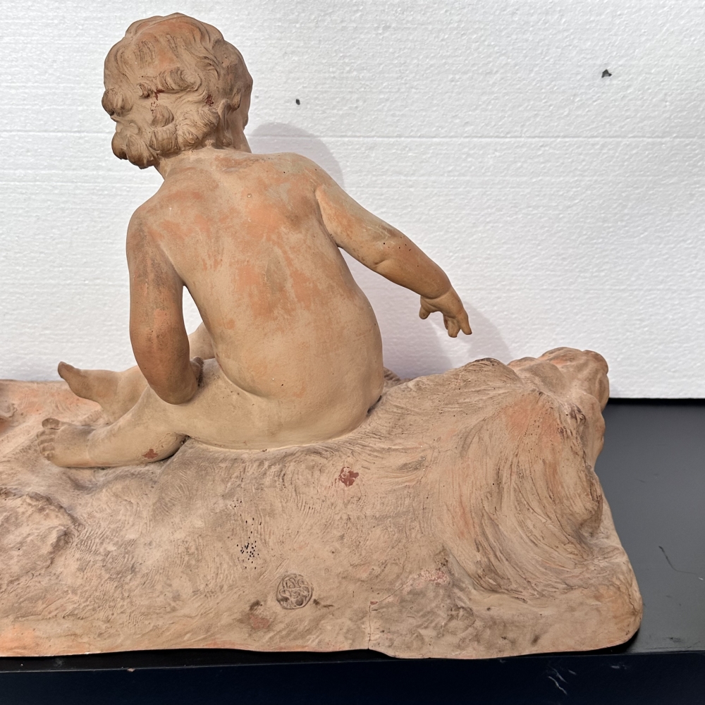 Léon Dufrène, escultura “Putto sobre piel de león” en terracota, circa 1900, Francia