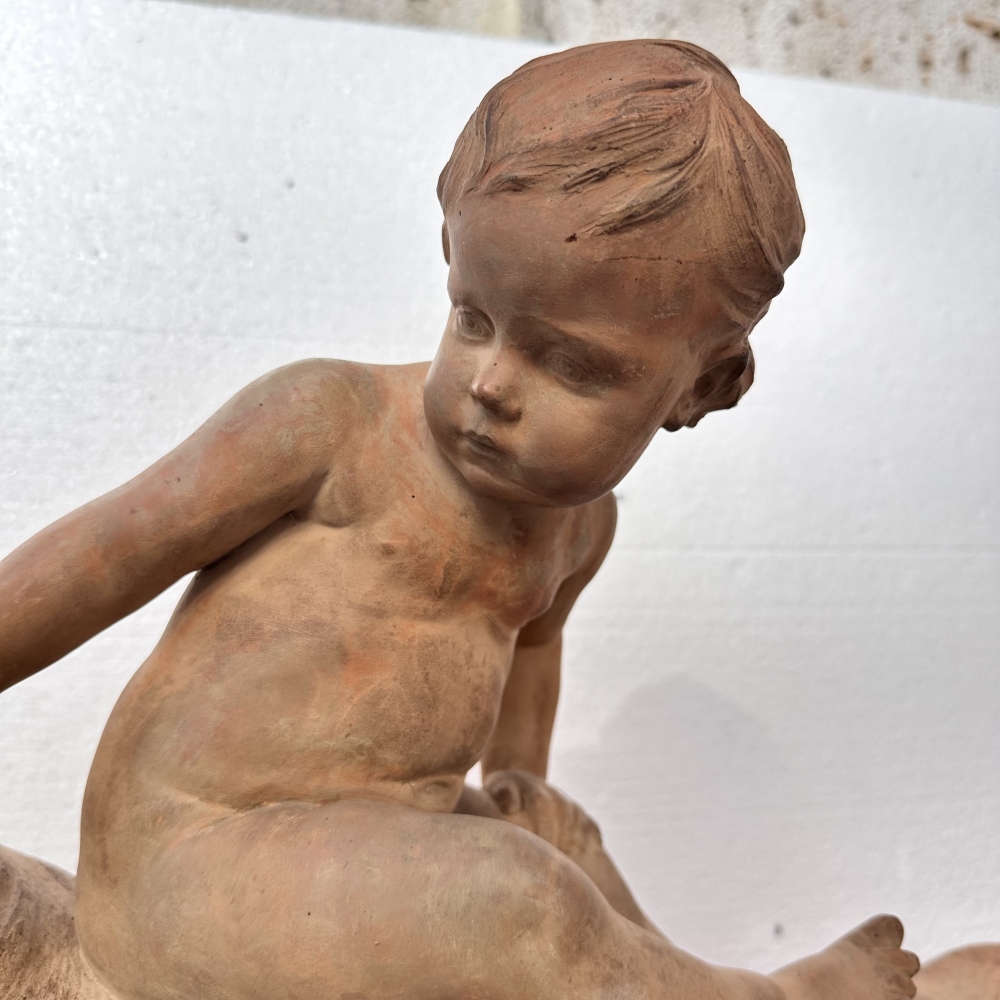 Léon Dufrène, escultura “Putto sobre piel de león” en terracota, circa 1900, Francia