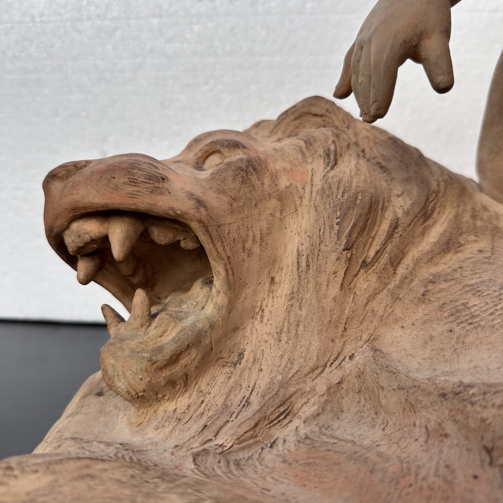 Léon Dufrène, escultura “Putto sobre piel de león” en terracota, circa 1900, Francia