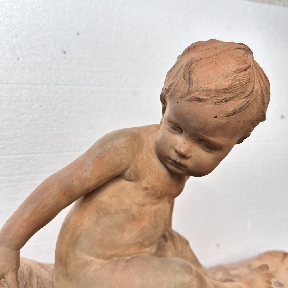 Léon Dufrène, escultura “Putto sobre piel de león” en terracota, circa 1900, Francia