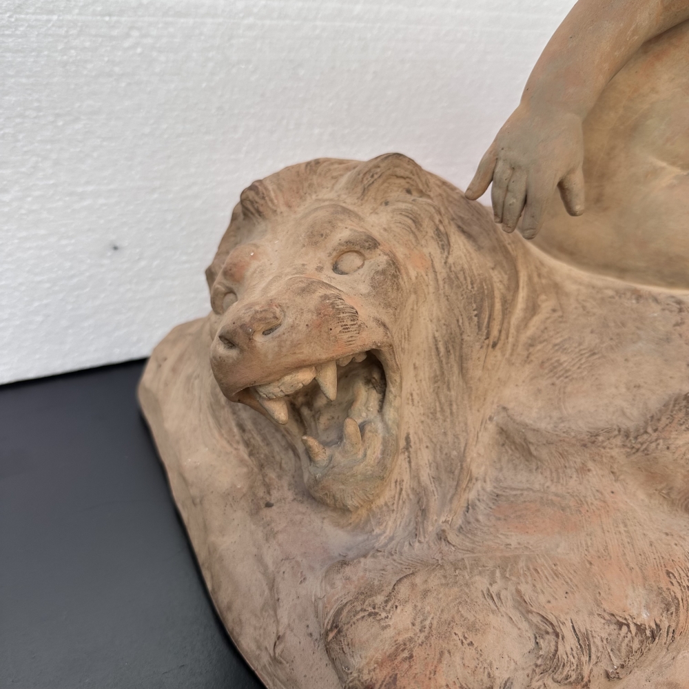 Léon Dufrène, escultura “Putto sobre piel de león” en terracota, circa 1900, Francia