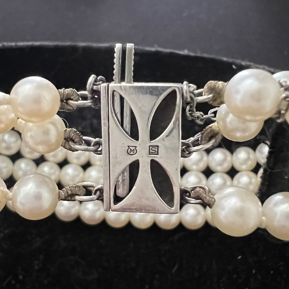 Pulsera Mikimoto de tres hileras de perlas cultivadas con cierre de plata