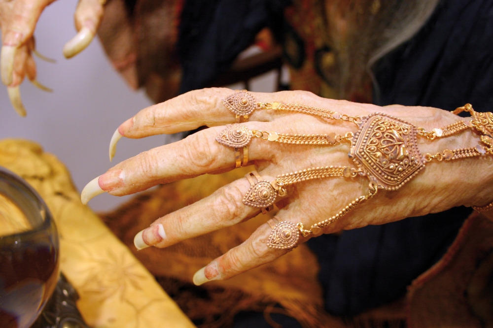 Thomas Kuebler, escultura hiperrealista, bruja con bola, 2009