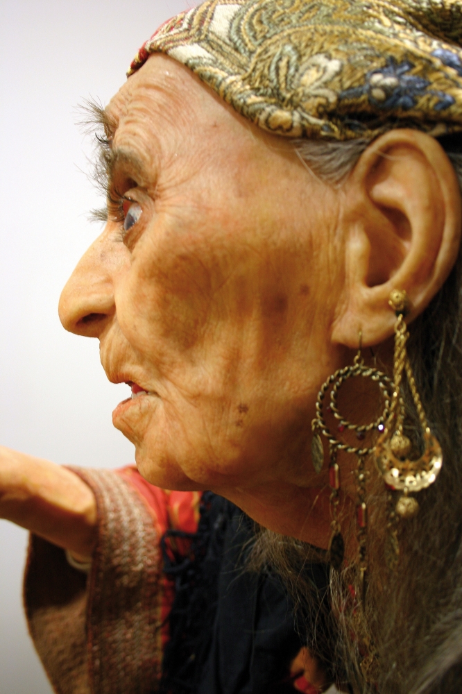 Thomas Kuebler, escultura hiperrealista, bruja con bola, 2009