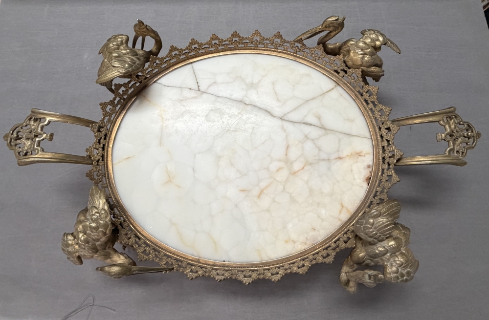 Centro de mesa o bandeja china Qing, bronce dorado y mármol, 4 grullas y dragones, c. 1890 