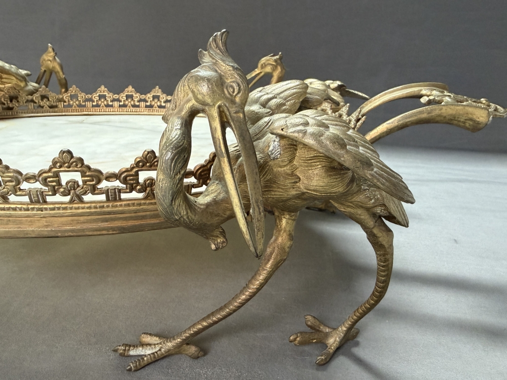 Centro de mesa o bandeja china Qing, bronce dorado y mármol, 4 grullas y dragones, c. 1890 