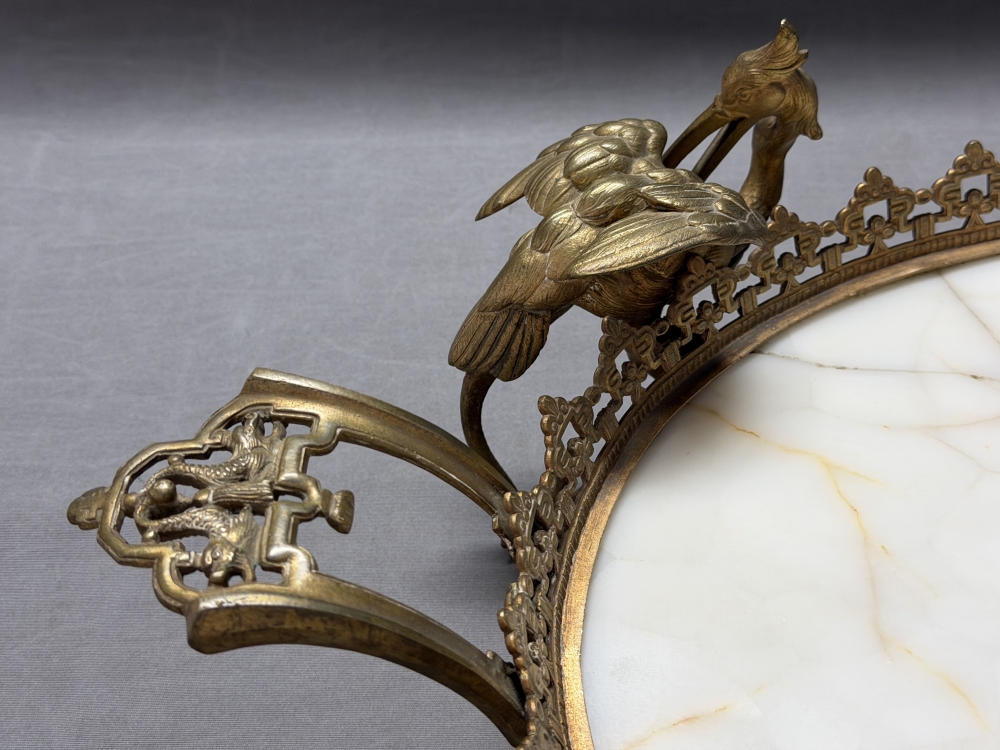 Centro de mesa o bandeja china Qing, bronce dorado y mármol, 4 grullas y dragones, c. 1890 