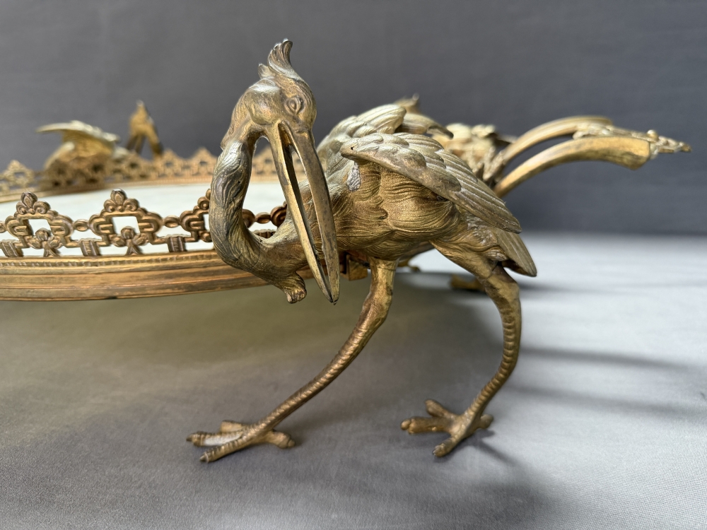 Centro de mesa o bandeja china Qing, bronce dorado y mármol, 4 grullas y dragones, c. 1890 