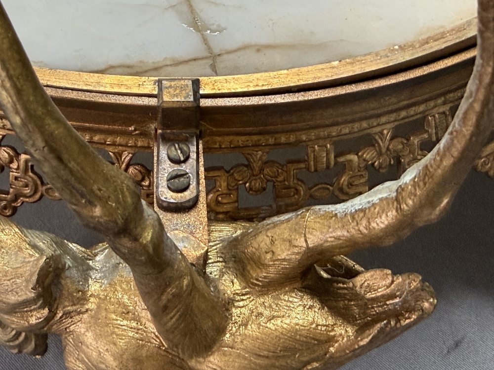 Centro de mesa o bandeja china Qing, bronce dorado y mármol, 4 grullas y dragones, c. 1890 