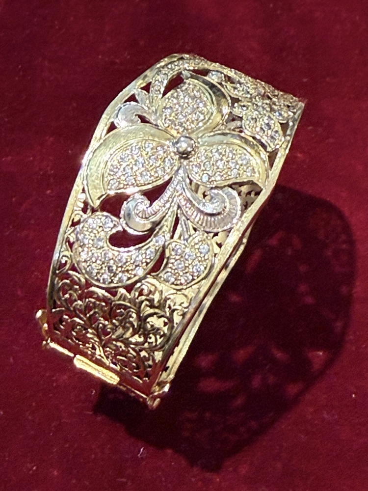 Brazalete de oro de 18 quilates con circonites 