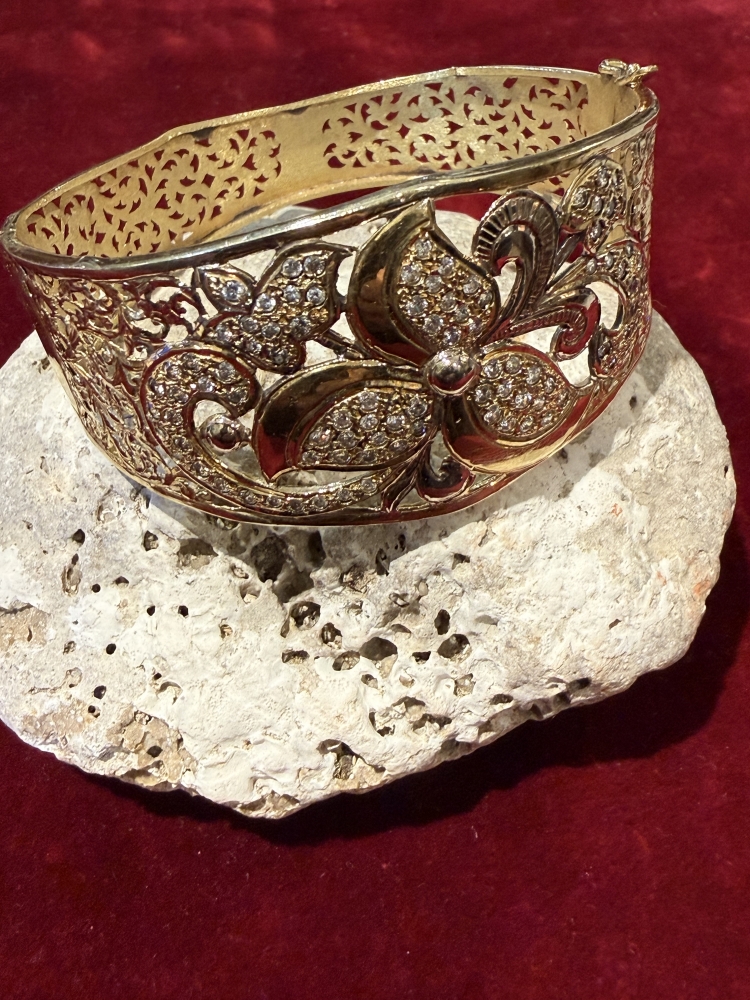 Brazalete de oro de 18 quilates con circonites 