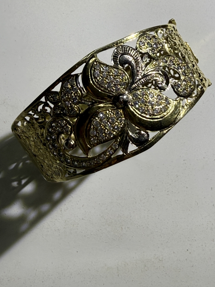 Brazalete de oro de 18 quilates con circonites 