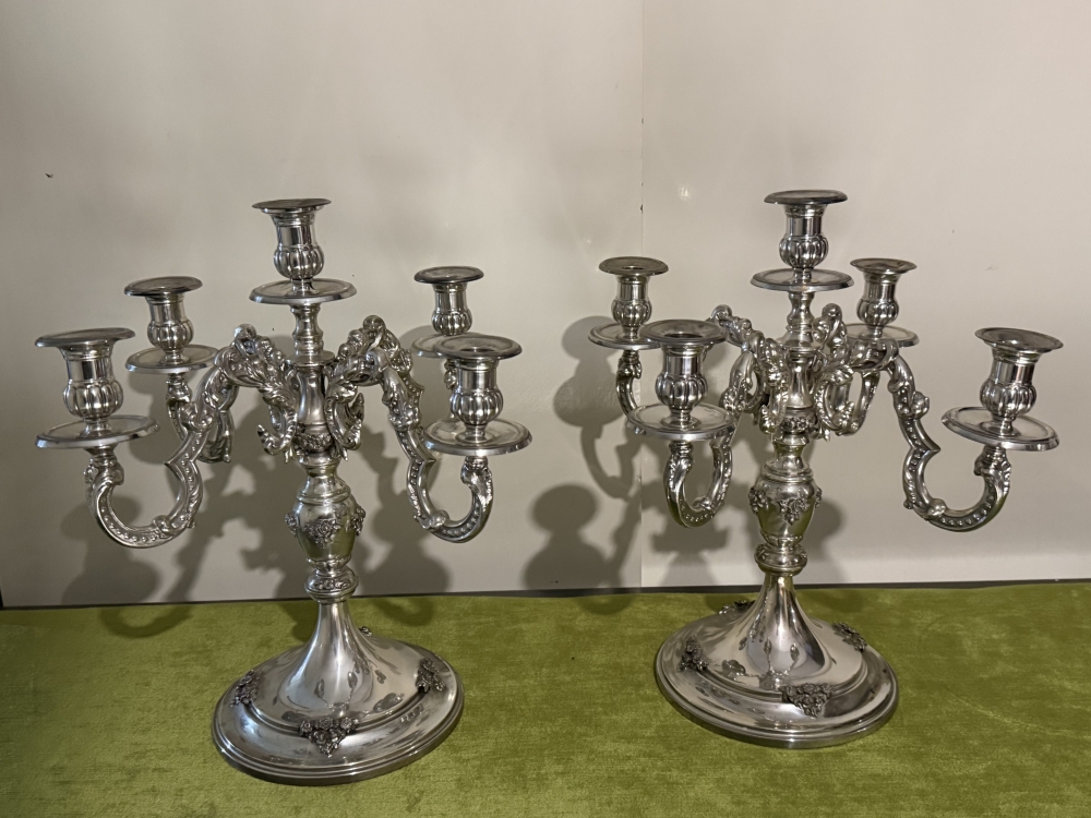 Pareja de candelabros de cinco luces en plata de ley 925
