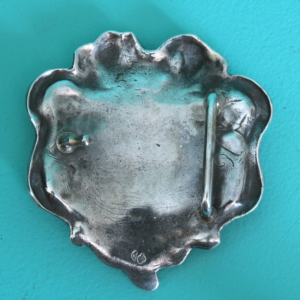 Hebilla de plata art nouveau con perfil femenino, hacia 1900–1915