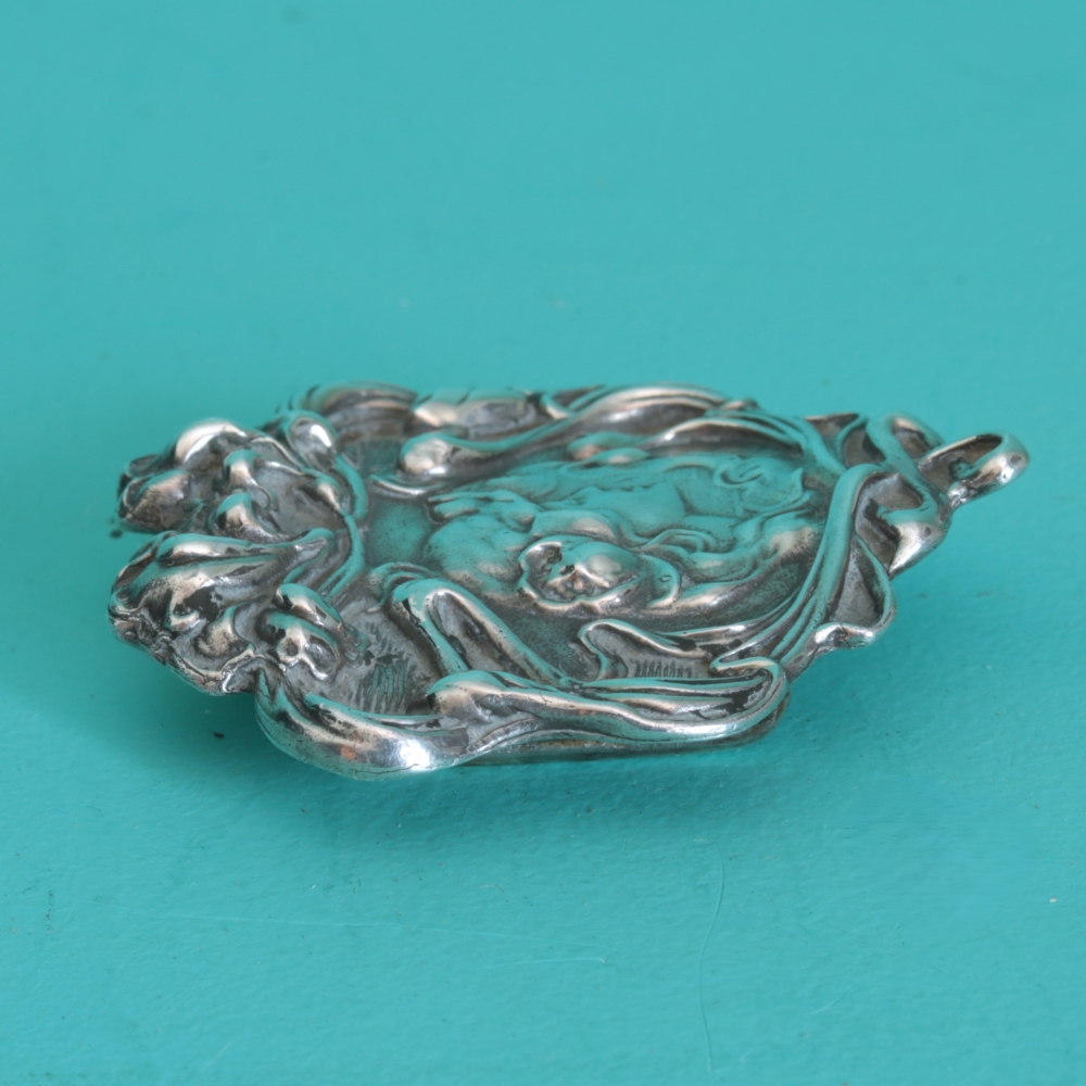 Hebilla de plata art nouveau con perfil femenino, hacia 1900–1915