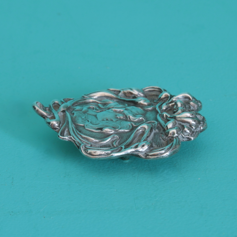 Hebilla de plata art nouveau con perfil femenino, hacia 1900–1915