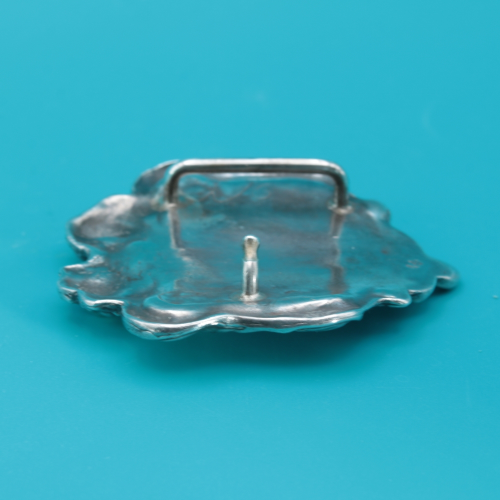 Hebilla de plata art nouveau con perfil femenino, hacia 1900–1915