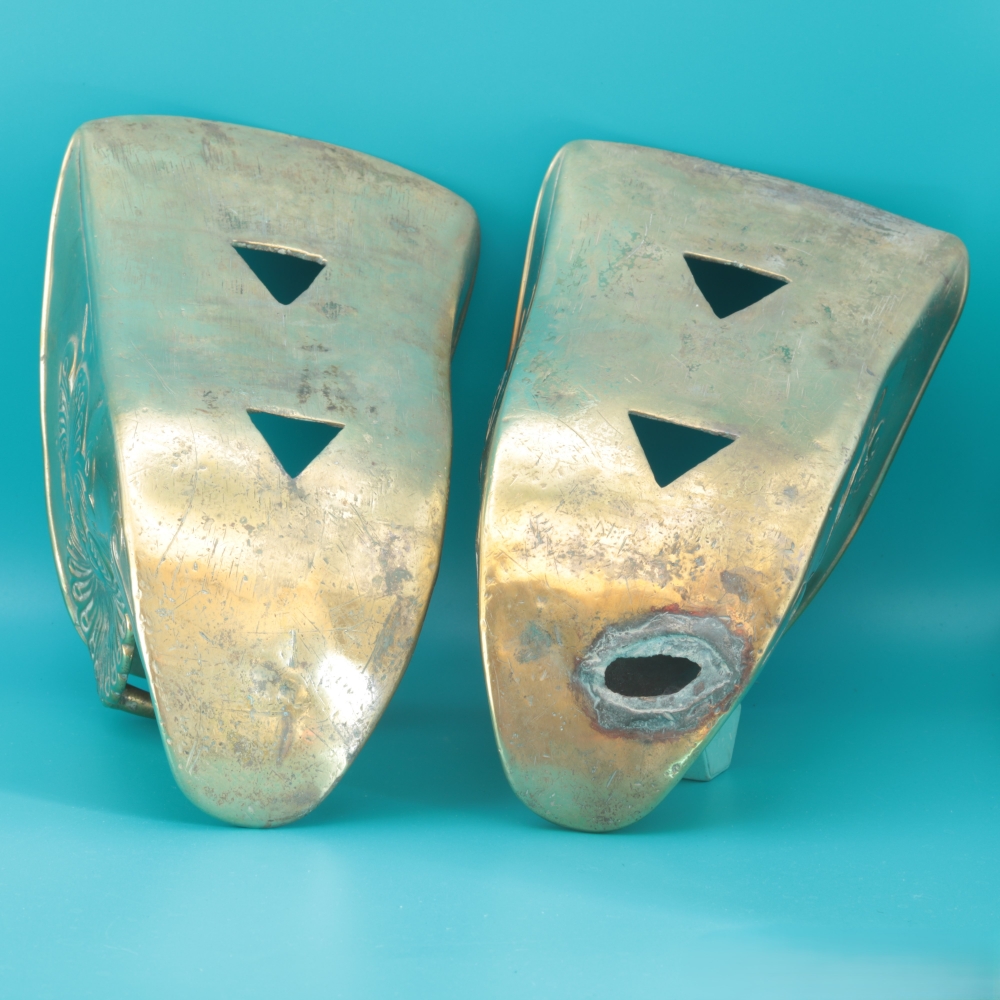 Pareja de estribos coloniales con mascarones, atribuidos a Colombia, XVIII–XIX