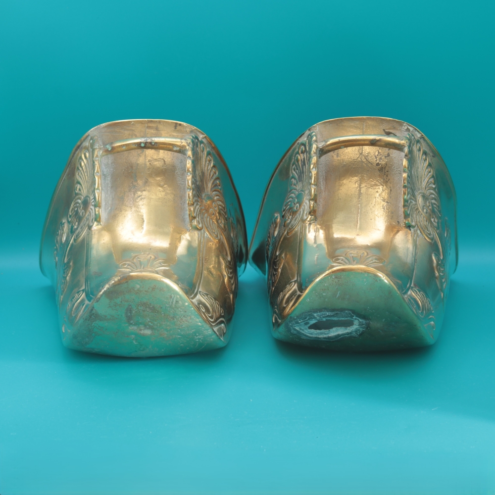Pareja de estribos coloniales con mascarones, atribuidos a Colombia, XVIII–XIX