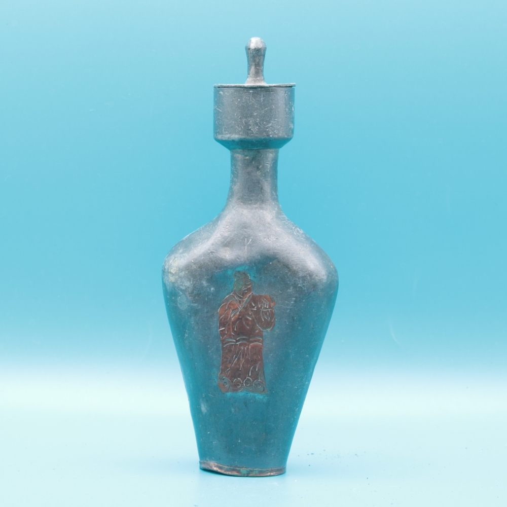Biberón antiguo de peltre con figura de cobre, atribuido a China, XVIII / XIX.