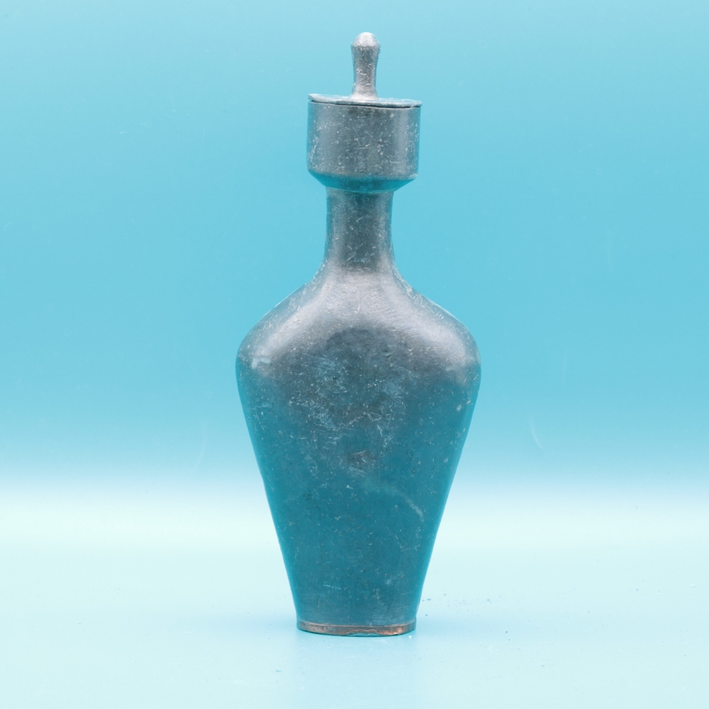 Biberón antiguo de peltre con figura de cobre, atribuido a China, XVIII / XIX.