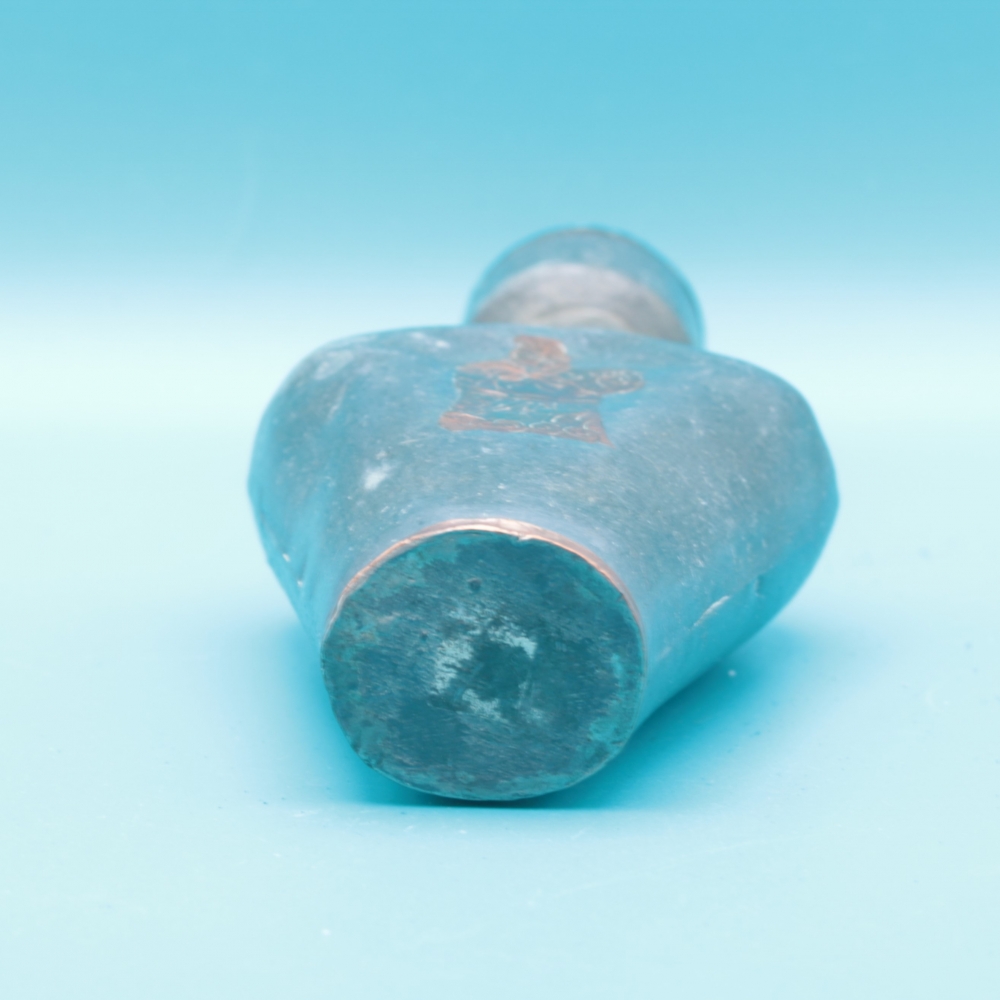 Biberón antiguo de peltre con figura de cobre, atribuido a China, XVIII / XIX.