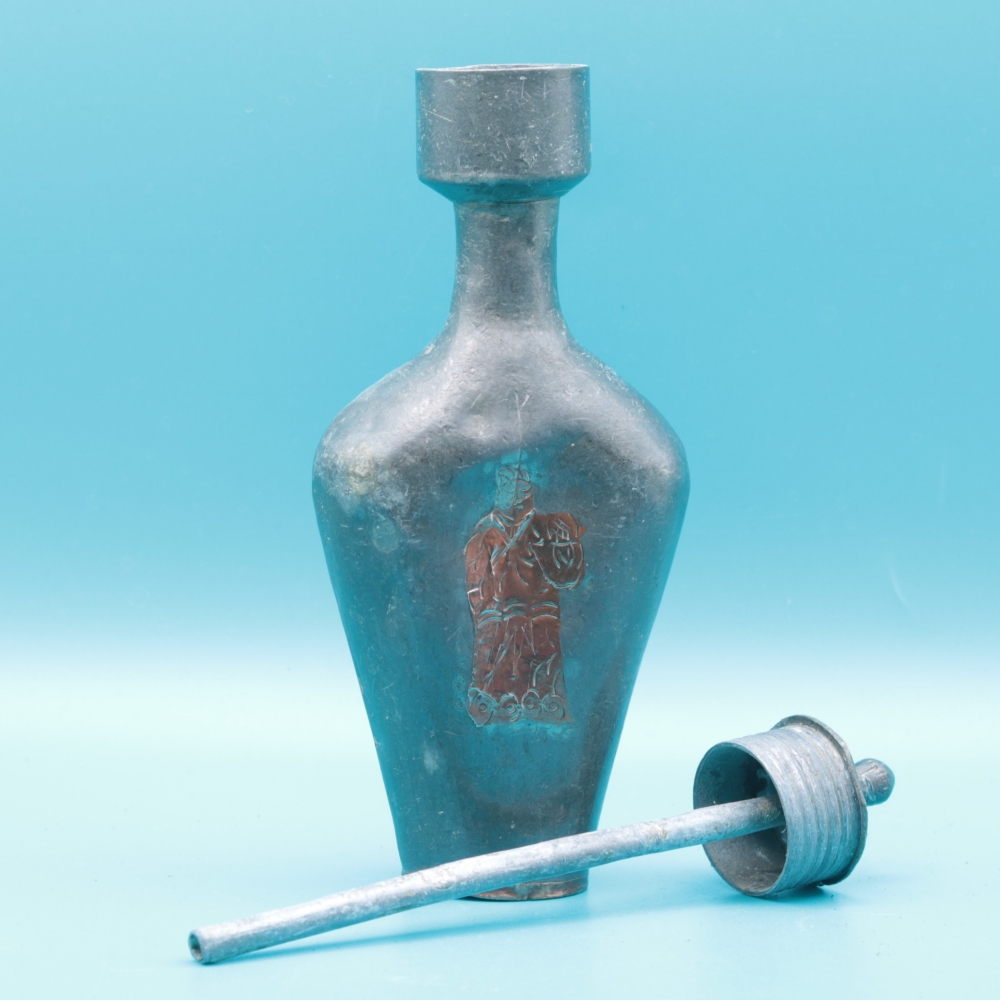 Biberón antiguo de peltre con figura de cobre, atribuido a China, XVIII / XIX.