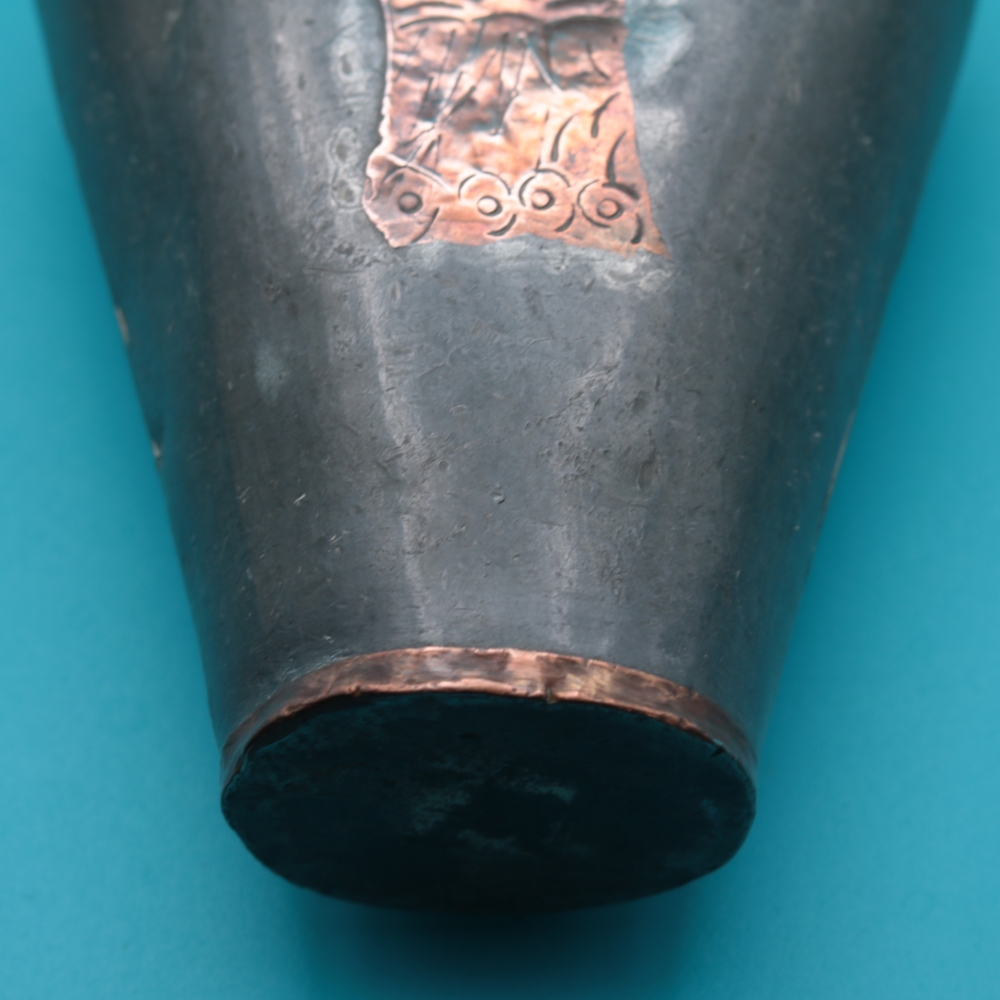 Biberón antiguo de peltre con figura de cobre, atribuido a China, XVIII / XIX.
