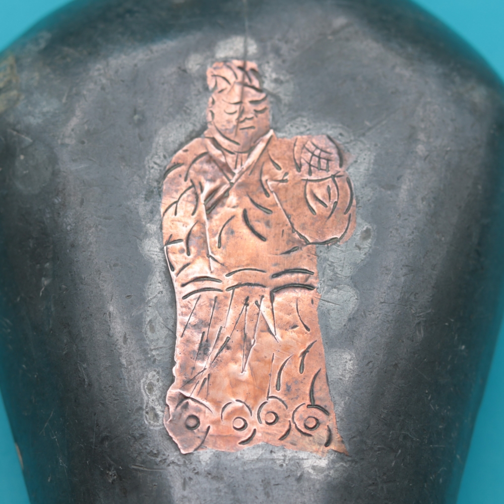 Biberón antiguo de peltre con figura de cobre, atribuido a China, XVIII / XIX.