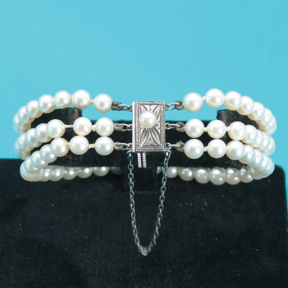Pulsera Mikimoto de tres hileras de perlas cultivadas con cierre de plata
