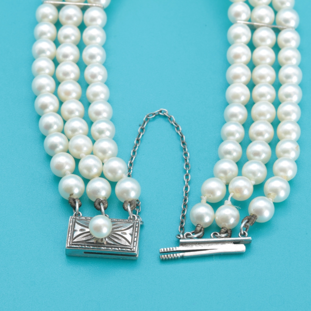 Pulsera Mikimoto de tres hileras de perlas cultivadas con cierre de plata