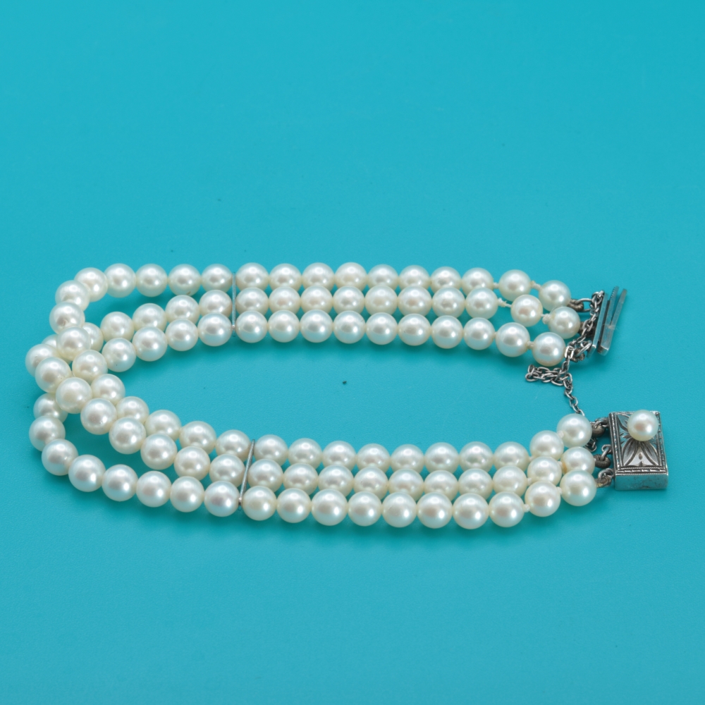 Pulsera Mikimoto de tres hileras de perlas cultivadas con cierre de plata