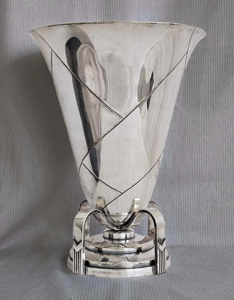 Escultural florero de aparato Art Déco en metal plateado de alta densidad. Circa 1930. Orfebrería francesa.