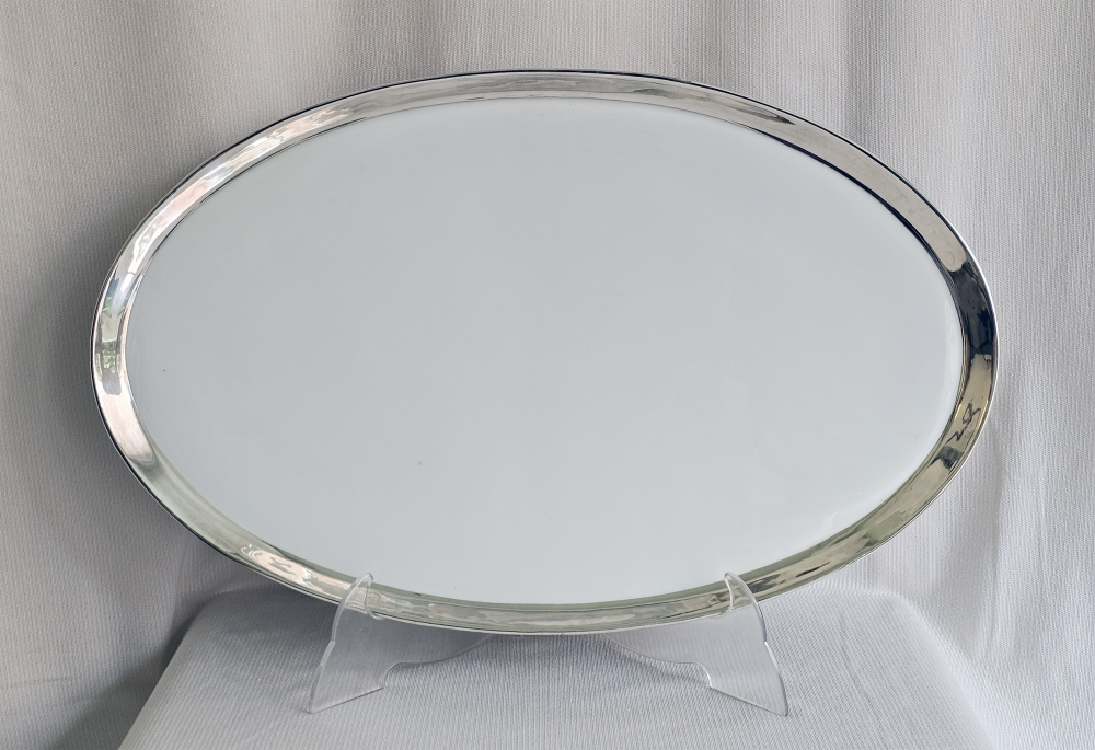 Bandeja ovalada mid-century en mayólica lisa y cerco de plata fina numerada