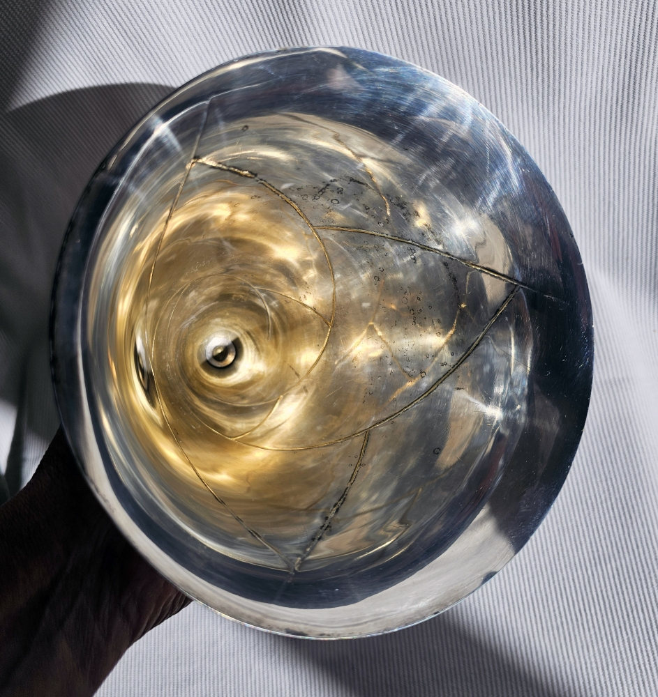 Copón - copa ceremonial art déco en metal plateado con interior dorado, orfebreria francesa, c. 1920–1930