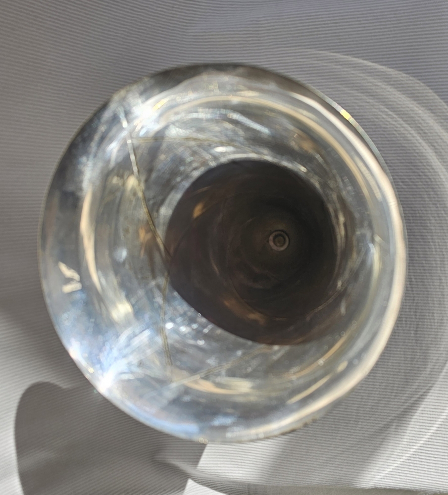 Escultural florero de aparato Art Déco en metal plateado de alta densidad. Circa 1930. Orfebrería francesa.