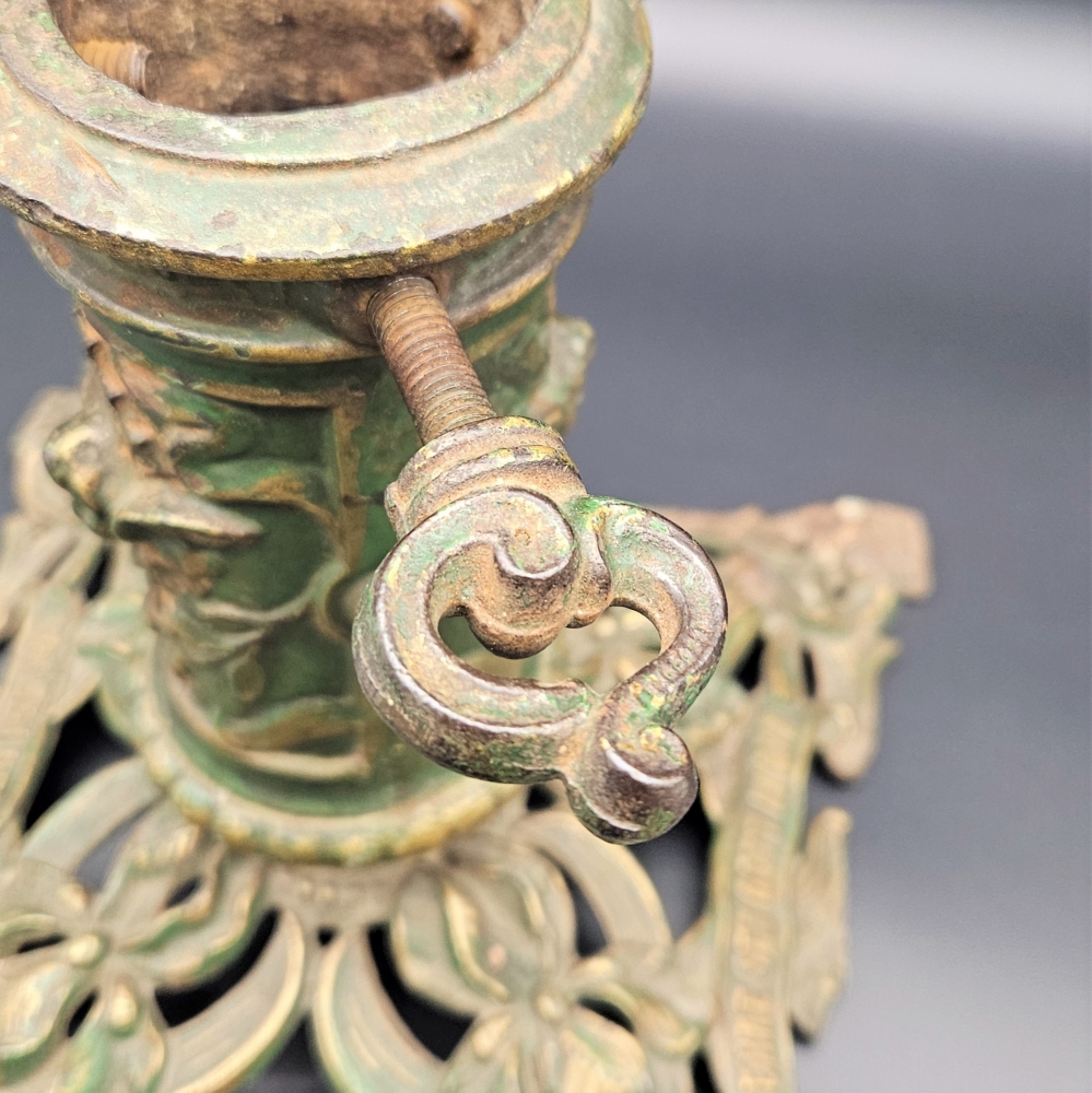 Soporte art nouveau para árbol de navidad de hierro fundido, 1910-1920