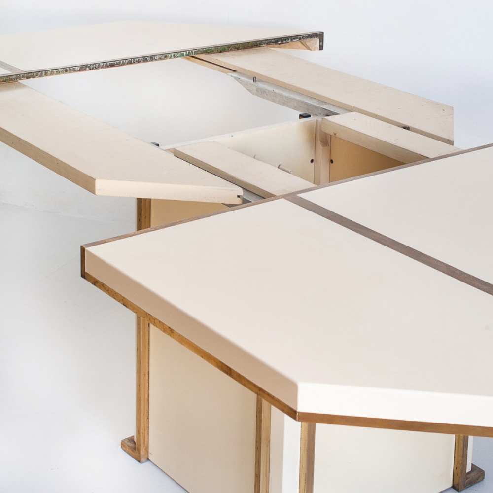 Mesa de comedor extensible, Jean-Claude Mahey, madera lacada y latón dorado, Francia, años 70