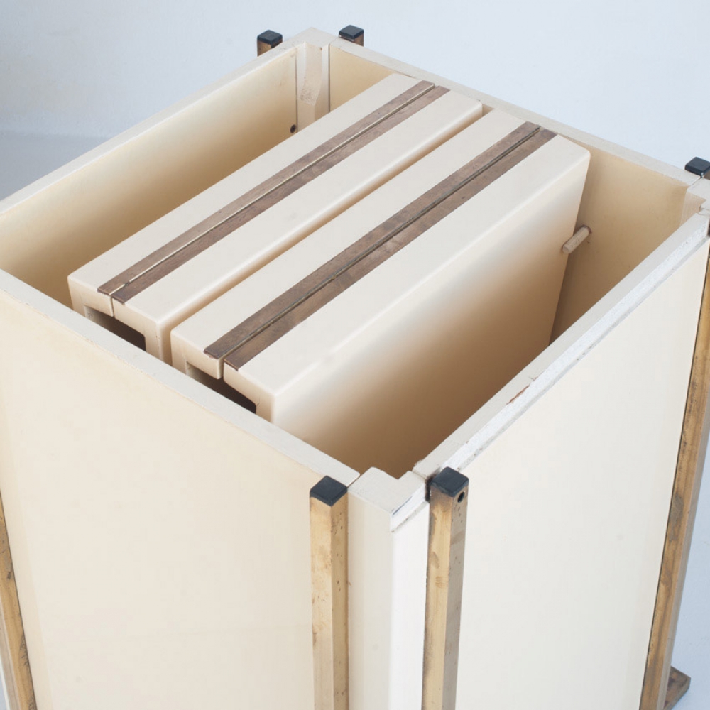Mesa de comedor extensible, Jean-Claude Mahey, madera lacada y latón dorado, Francia, años 70