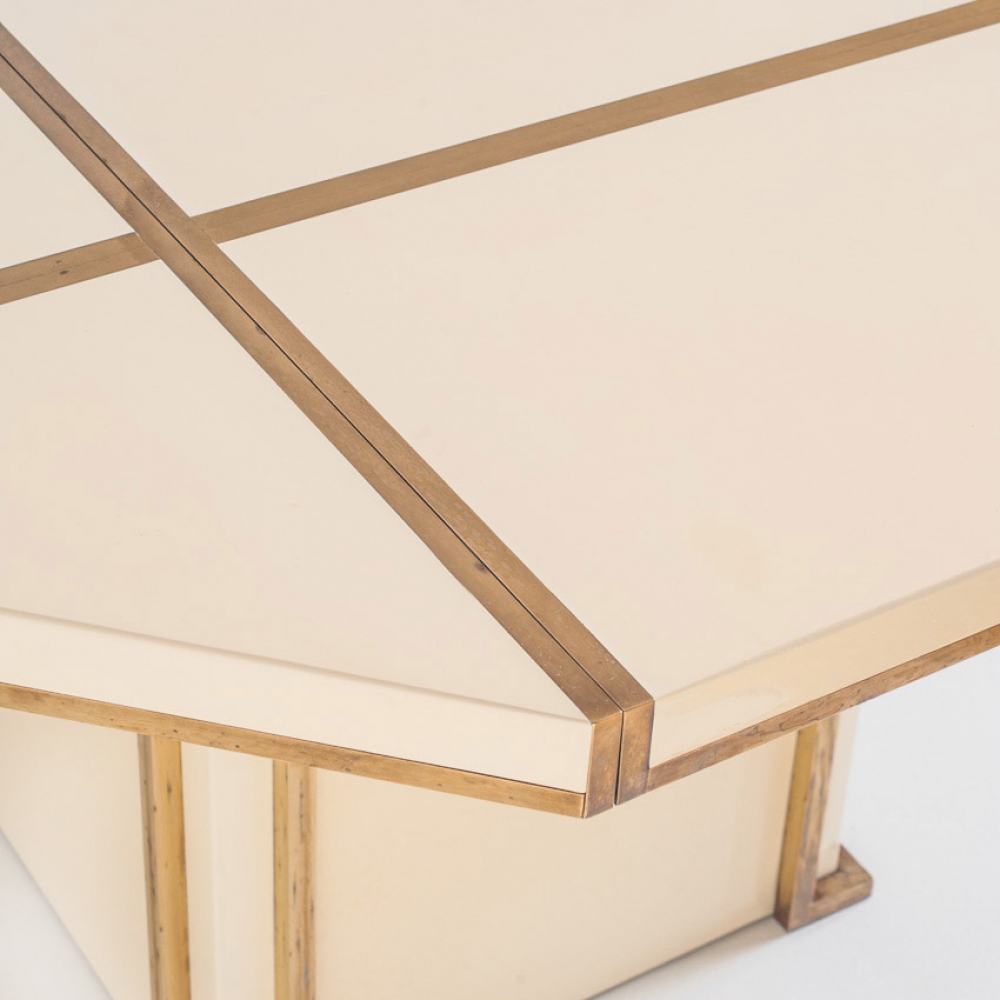 Mesa de comedor extensible, Jean-Claude Mahey, madera lacada y latón dorado, Francia, años 70