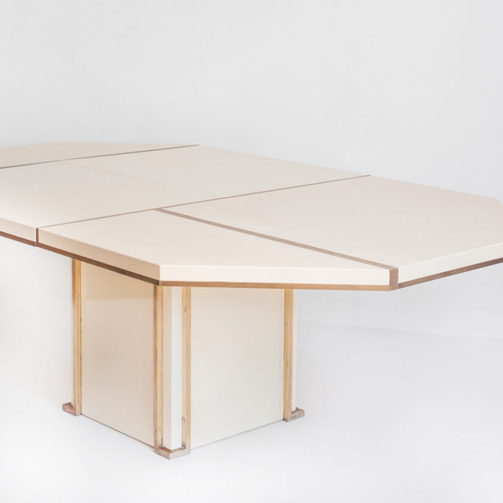 Mesa de comedor extensible, Jean-Claude Mahey, madera lacada y latón dorado, Francia, años 70