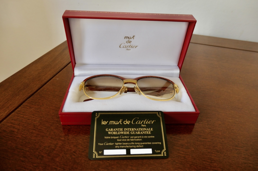 Gafas Cartier modelo Malmaison en madera de palisandro y metal dorado, con estuche y tarjeta de garantía, Francia, finales del siglo XX