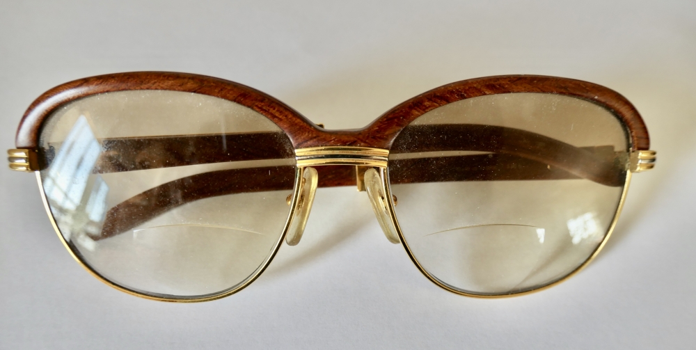Gafas Cartier modelo Malmaison en madera de palisandro y metal dorado, con estuche y tarjeta de garantía, Francia, finales del siglo XX