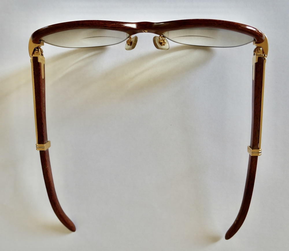 Gafas Cartier modelo Malmaison en madera de palisandro y metal dorado, con estuche y tarjeta de garantía, Francia, finales del siglo XX